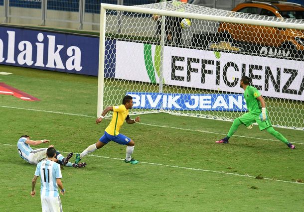 Paulinho metió el tercero de Brasil ante Argentina en Belo Horizonte por Eliminatorias
