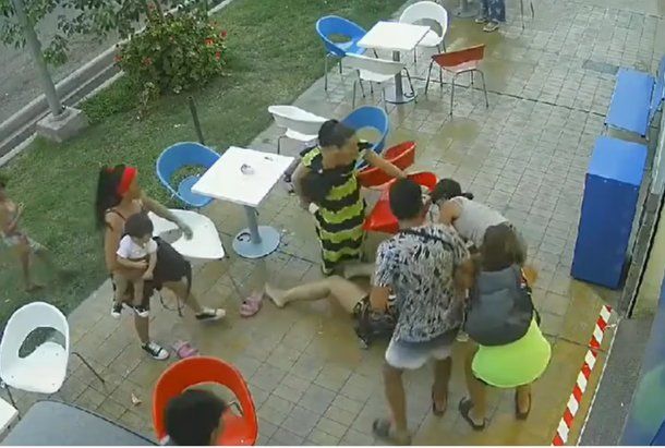 Video: le quisieron robar el celular y la arrastraron por la vereda