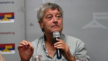 Rafael Michelini deslizó a la prensa que una precandidatura presidencial de Mario Bergara es una estrategia electoral. Rafael Michelini deslizó a la prensa que una precandidatura presidencial de Mario Bergara es una estrategia electoral.