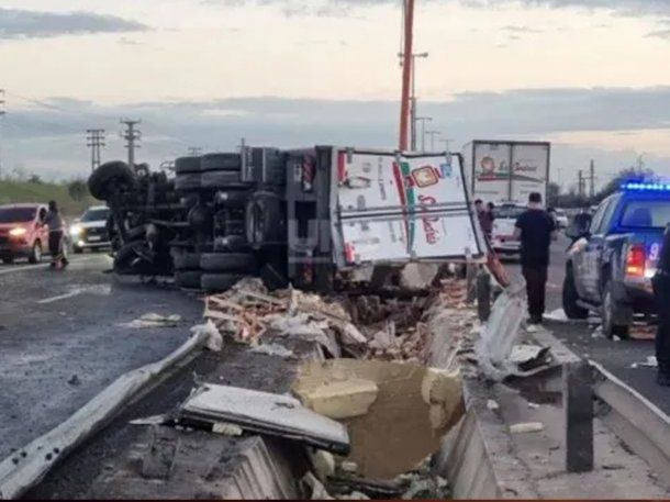Video: volcó un camión con 8 toneladas de pollo y vecinos se llevaron la carga