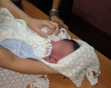 Milagro en el basural: lo metieron en una mochila pero sus gritos lo salvaron