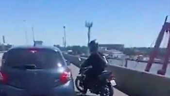 video: un motociclista y el conductor de un auto se pelearon en la autopista buenos aires-la plata video: un motociclista y el conductor de un auto se pelearon en la autopista buenos aires-la plata