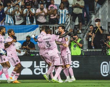 Con dos golazos de Messi