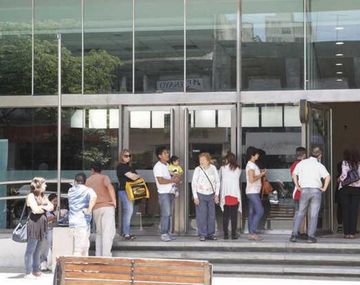 Insólito: cobran impuesto a la cola en el cajero automáticos