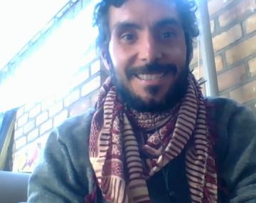 Primera vez en la historia que alguien sale en la TV argentina desde Kirguistán y con un pañuelo afgano al cuello, describió Fernando