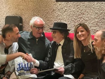 Charly celebró su cumple en un bar de Palermo con familiares y amigos