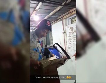 El que filma es el comisario Montero (foto) y esto pasó en el interior de la seccional que tiene a cargo, las imágenes corresponden al último fin de semana”, contó una fuente que pidió estricta reserva.&nbsp;En esa misma linea denunciante, la fuente agregó que: “La heladera del lugar estaba llena de bebidas alcohólicas y suelen pedirle un dinero semanal a otros policias de menor jerarquía, es para mantenerlos en esa jurisdicción. Llegan a juntar hasta 16.000 pesos por semana que es parte de una caja negra”, agregó la misma fuente.&nbsp;Ante estas imágenes se espera una investigación por parte de Asuntos Internos.