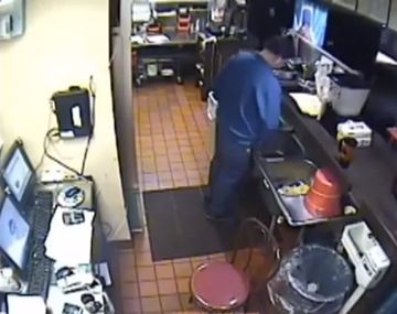 Clausuran un local de Pizza Hut porque su encargado orinó en una bacha de la cocina