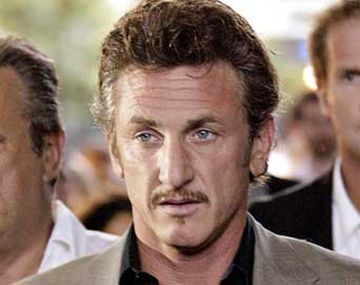 Sean Penn besó a un hombre... pero pensando en una cantante