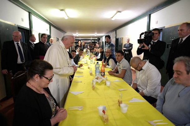 El papa Francisco almorzó con presos en una cárcel de Milán