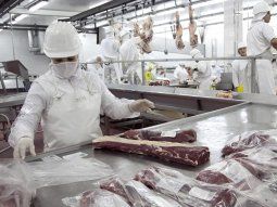 Carne, avícolas, pesca y navales acordaron aumentos salariales del 45 y 50%