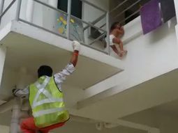 rescatan a una beba que casi cae al vacio por querer agarrar un ipad rescatan a una beba que casi cae al vacio por querer agarrar un ipad