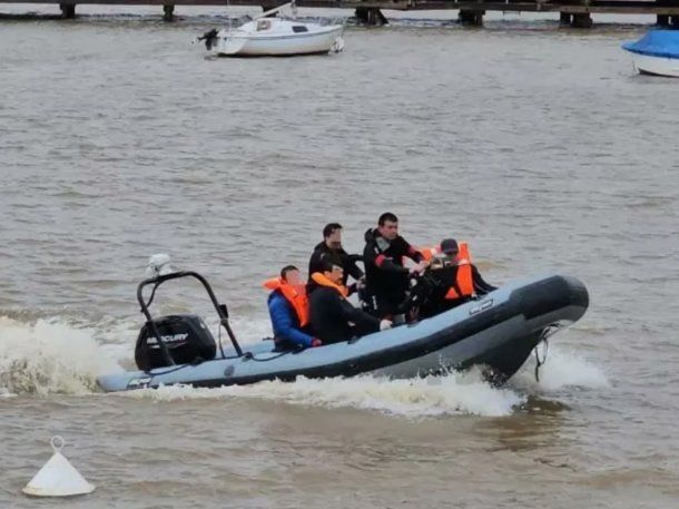 Rescataron a 12 argentinos que viajaban en un velero que se hundió en Colonia