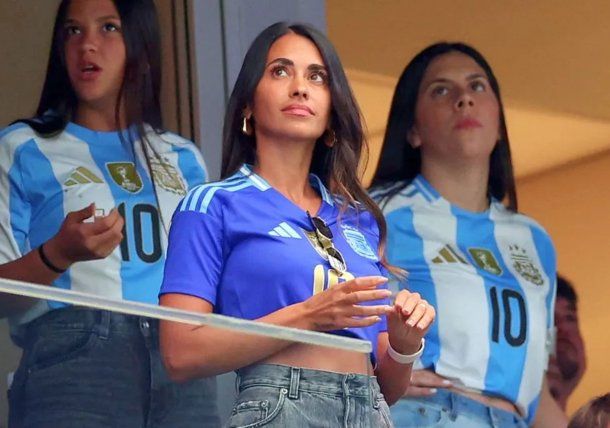 Antonela Roccuzzo recibió un ataque masivo de hinchas egipcios.