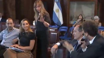Violenta interrupción de un radical con peluca a Itai Hagman: Cerrá el o...