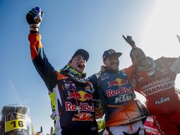 El piloto Sam Sunderland celebra su victoria en el Dakar El piloto Sam Sunderland celebra su victoria en el Dakar