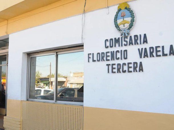 Florencio Varela: allanan una comisaría y encuentran a un preso tomando mate en una oficina