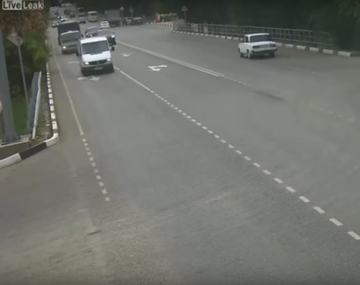 Terrible: Una moto choca contra un auto que giraba en U y casi lo vuelca