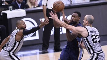 los spurs de ginobili volvieron a ganar y tienen un pie en semifinales los spurs de ginobili volvieron a ganar y tienen un pie en semifinales
