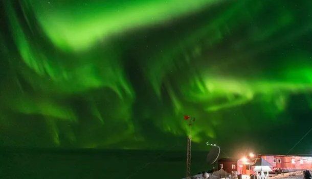 Las auroras australes en la Antártida que sorprendieron a los argentinos en la Base Belgrano