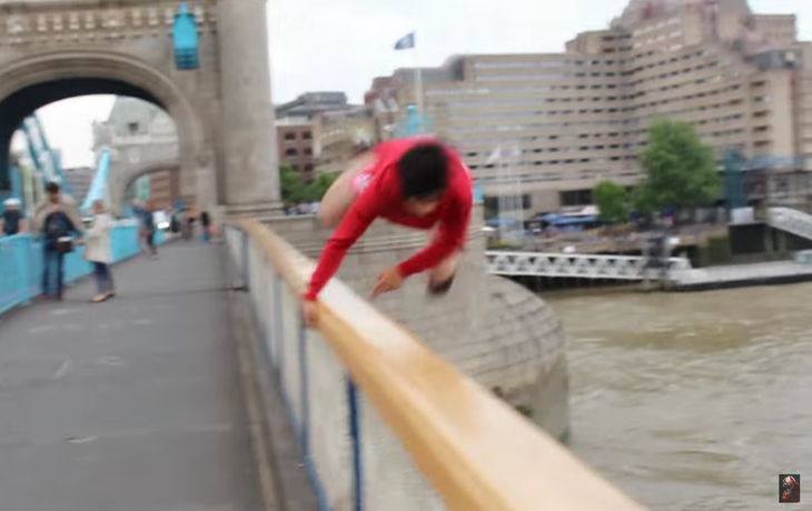 Saltó de un puente y terminó mal