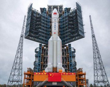 En vivo: dónde está ahora el cohete chino que caerá en la Tierra