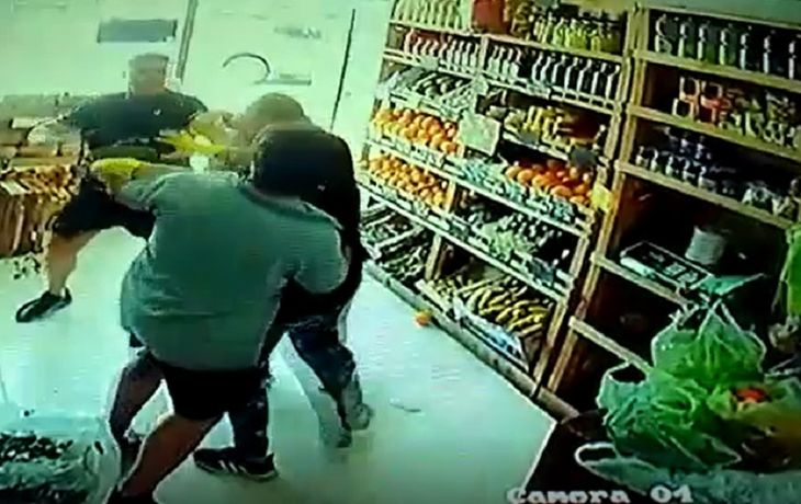 Compraron frutas y verduras, no les gustaron y atacaron a golpes a la vendedora