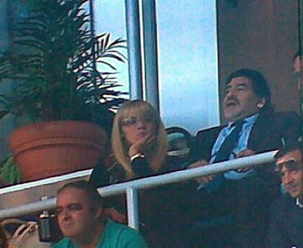 Maradona se dejó ver con su nueva novia por primera vez