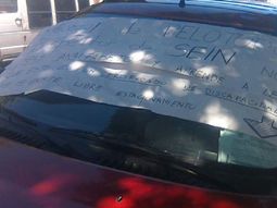 Con un cartel, escrachó a los inspectores en Neuquén Con un cartel, escrachó a los inspectores en Neuquén