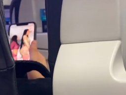 Graban a un chico en un avión viendo porno mientras la novia dormía