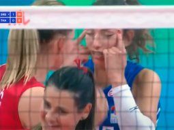 Suspendieron a una jugadora de voley que hizo un gesto racista
