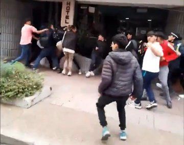 Alumnos de dos escuelas protagonizaron una batalla campal en Tucumán
