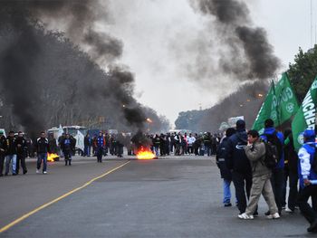 Un bloqueo de portuarios hace colapsar la zona de Retiro