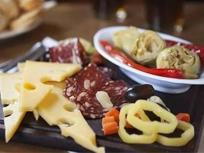 Este bodegón porteño presenta en su menú los mejores fiambres de Buenos Aires. 