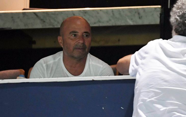 Jorge Sampaoli en la cancha de Racing