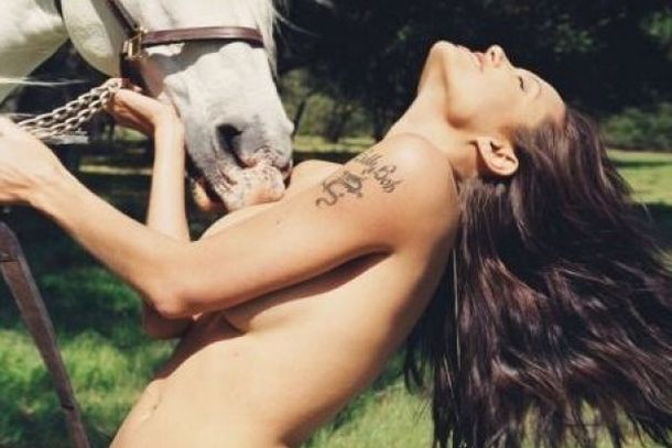 Subastan fotos de Angelina Jolie haciendo topless junto a un caballo