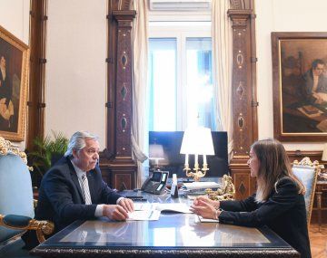 Alberto Fernández y la titular de ANSES, Fernanda Raverta