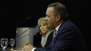 Carolina Cosse y Álvaro Delgado fueron dos de los que recogieron el guante tras el cruce entre Lacalle Pou y Orsi. Carolina Cosse y Álvaro Delgado fueron dos de los que recogieron el guante tras el cruce entre Lacalle Pou y Orsi.