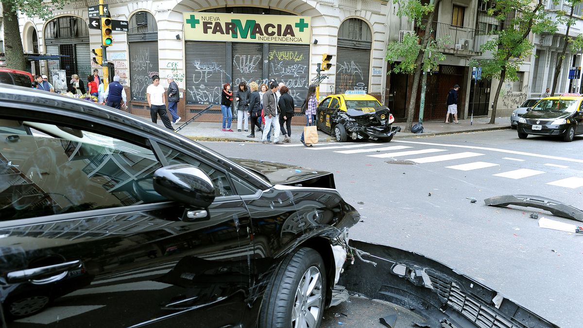 Conductora pierde el control de su auto y choca dos veces en cuatro cuadras