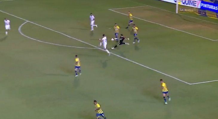 Colón anotó el gol más insólito de la Copa de la Liga tras un blooper del arquero de Rosario Central
