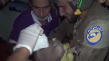 El voluntario se dio cuenta de que la bebé está viva El voluntario se dio cuenta de que la bebé está viva