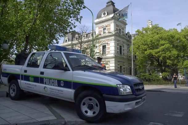 Policias en Plaza San Martin - camioneta en la gobernacion