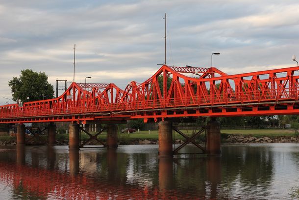 Buscan a un hombre que cayó desde un puente al río en Gualeguaychú