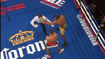 El golpe que sufrió el árbitro del combate El golpe que sufrió el árbitro del combate