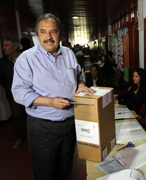 Ricardo Alfonsín fue el primer candidato en ir a votar