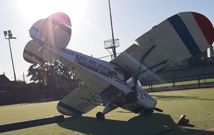 Cayó una avioneta publicitaria en el campo de deportes de Pucará