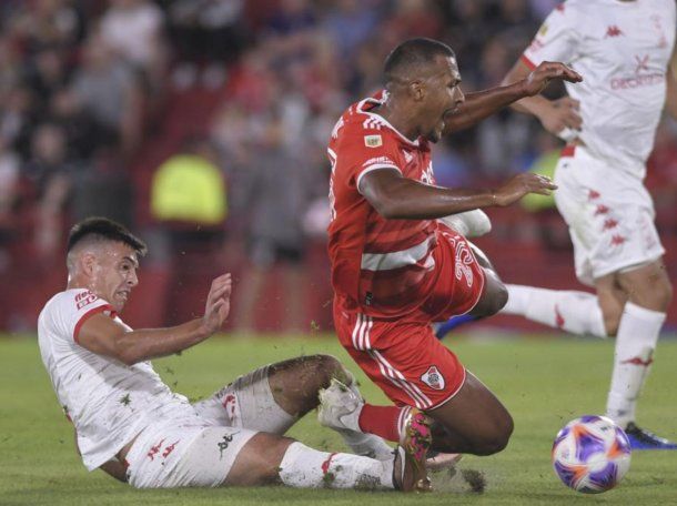 River perdió el invicto ante un Huracán que dio un gran paso de cara a la permanencia