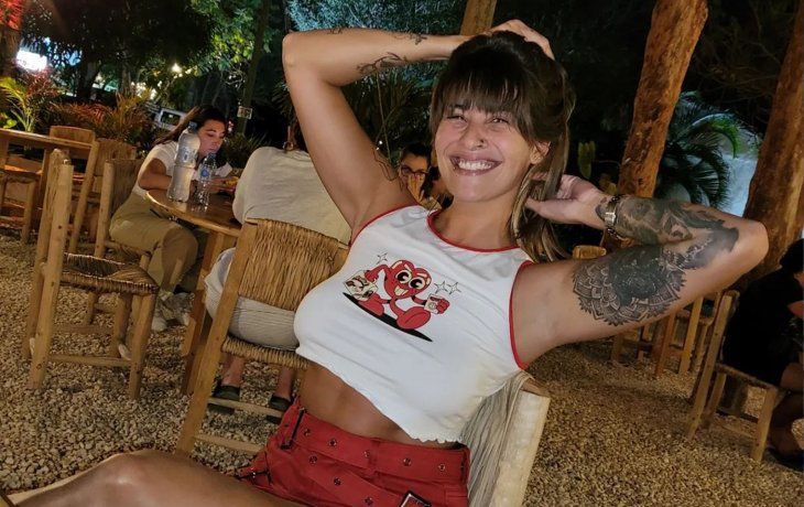 Ivana Nadal posó en el Caribe con microbikini rojo fuego y lentes: Hola mi amor