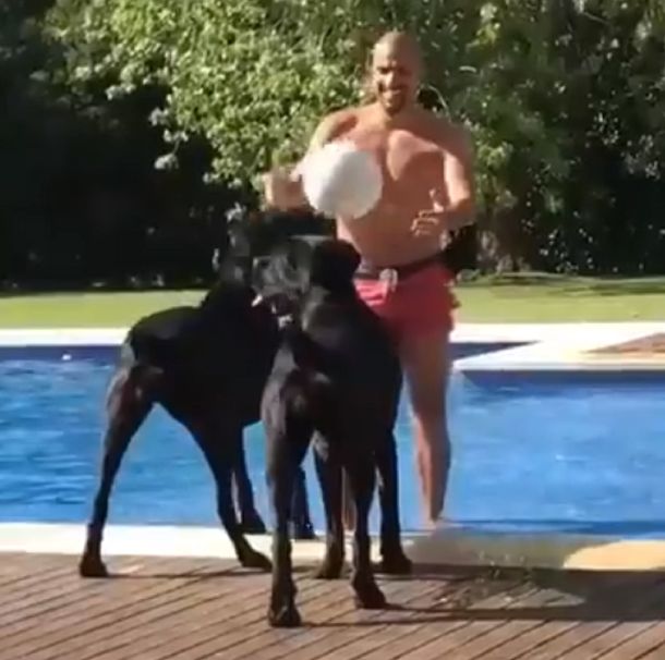 Sólo para distinguidos: Juan Sebastián Verón hace jugar ¡hasta a los perros!