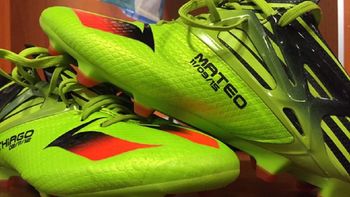 mira los botines que usara messi ante bolivia, dedicados a sus hijos mira los botines que usara messi ante bolivia, dedicados a sus hijos